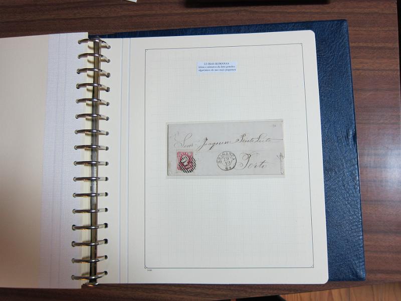 0019 (50).JPG -     Lote:    19      Marcofilia      Lotes Especiais       Descrição:         Portugal. Colecção especializada de carimbos de duplo círculo, tipo 1852, montada em 4 álbuns Lindner, com selos de diversas emissões e cartas, com estudo minucioso de cada marca. Lote a ver.         Lote       Valor Base:     &euro; 2.500,00     Valor Venda:     Retirado     